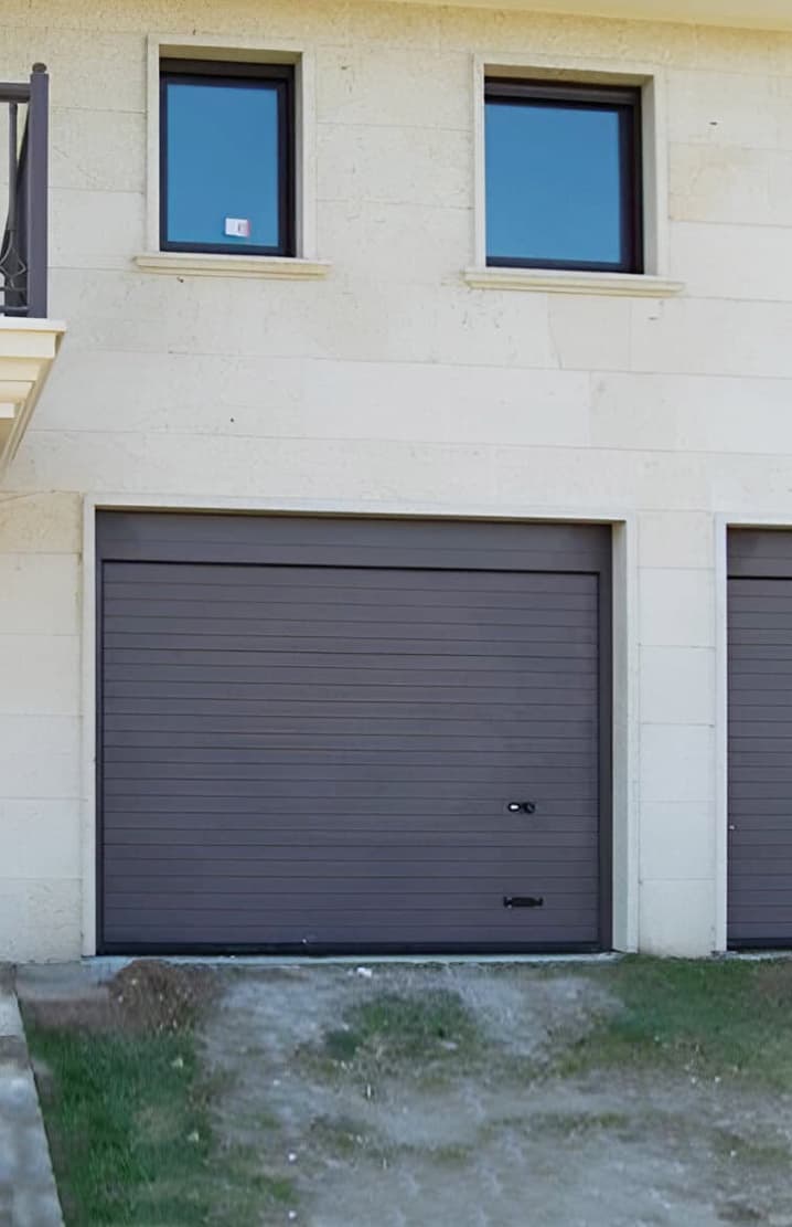 Venta e instalación de puertas de garaje y cerramientos en Padrón